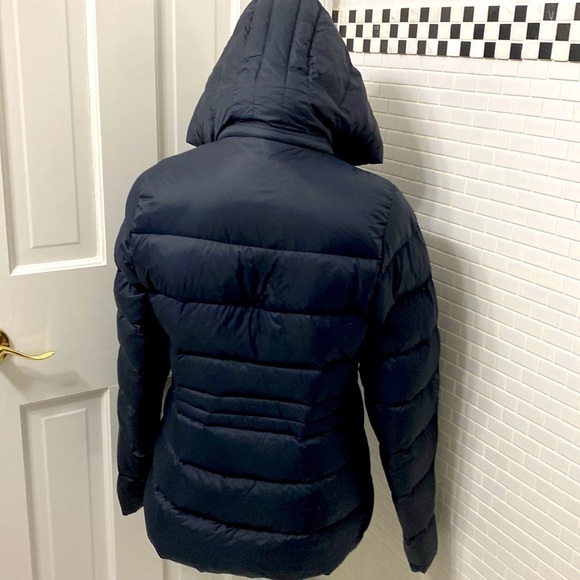 Abercrombie and Fitch packable puffer down jacket with detachable hood.Size M. - Picture 6 of 9